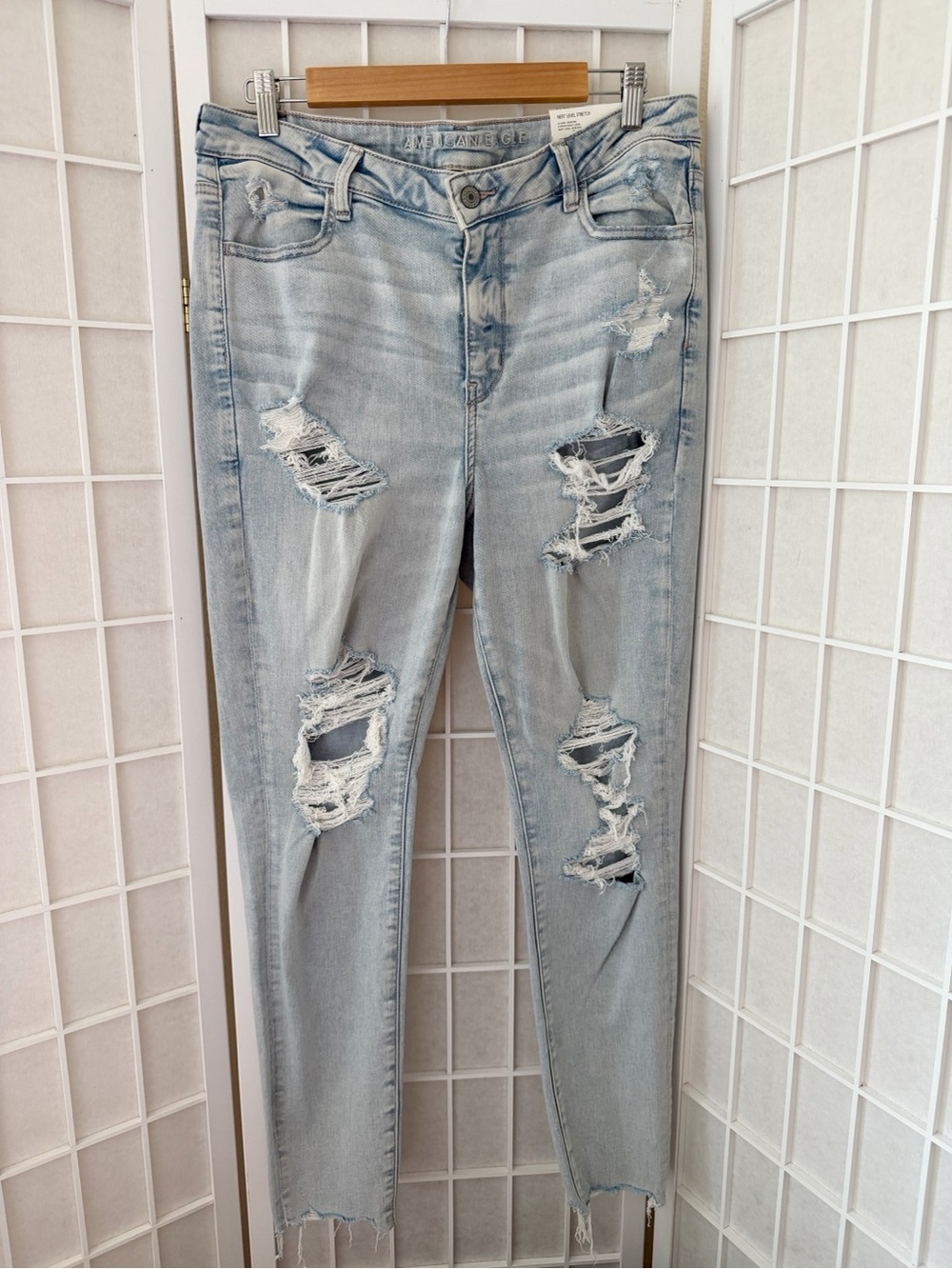 NWT American Eagle Distressed Light Wash Denim Hi-Rise Jegging Jean Size 16